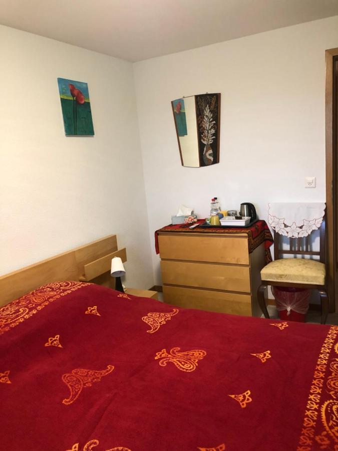 Bed and Breakfast Mona'S Sleep & Go Buren  Exterior foto