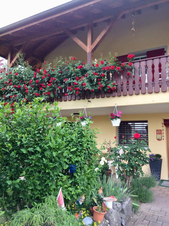 Bed and Breakfast Mona'S Sleep & Go Buren  Exterior foto